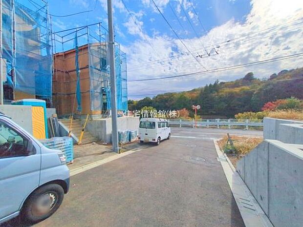 前面道路を含めた現地写真です。
