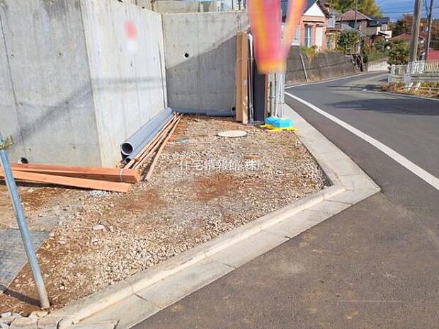 前面道路を含めた現地写真です。