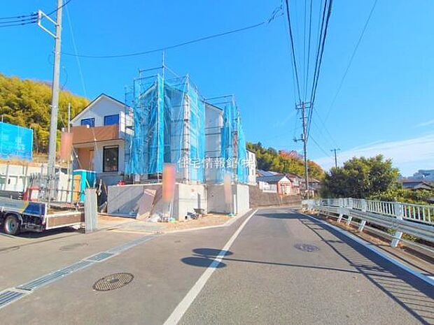 前面道路を含めた現地写真です。