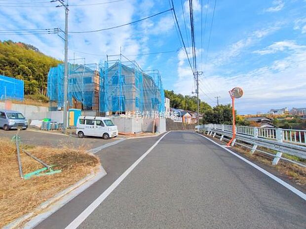 前面道路を含めた現地写真です。