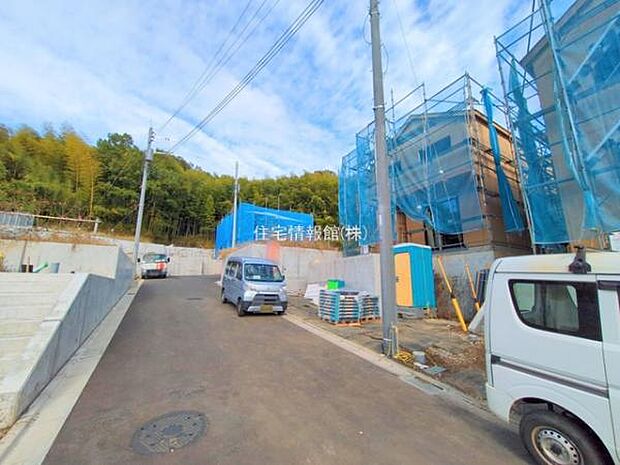 前面道路を含めた現地写真です。