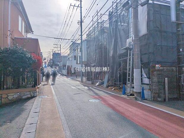 前面道路を含めた現地写真です。