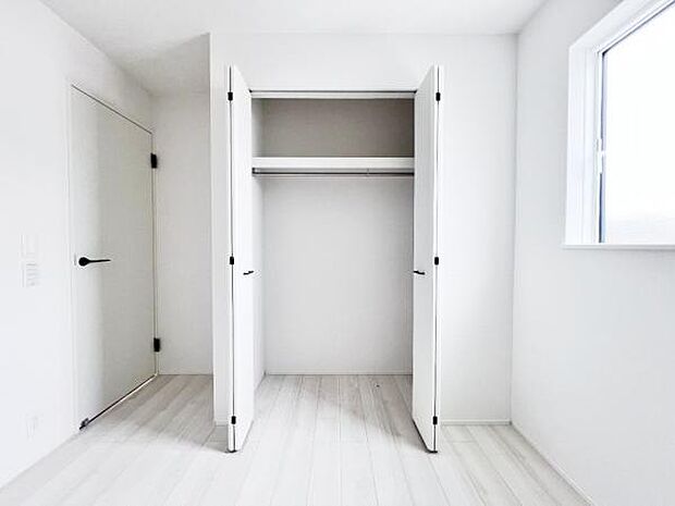 いつでもお部屋をスッキリお使い頂ける収納スペースを設置。