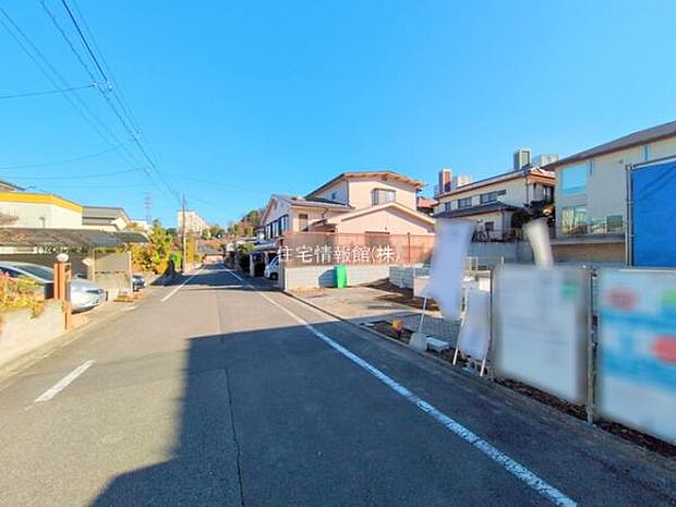 前面道路を含めた現地写真です。