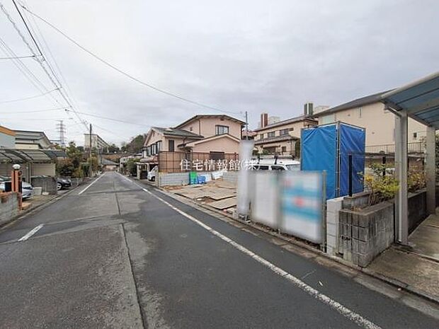 前面道路を含めた現地写真です。