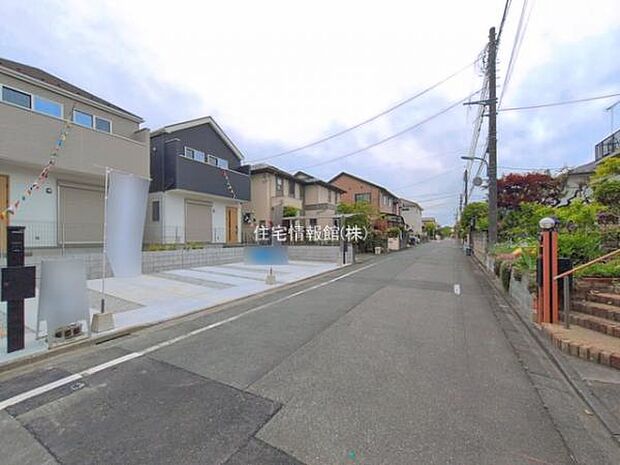 前面道路を含めた現地写真です。