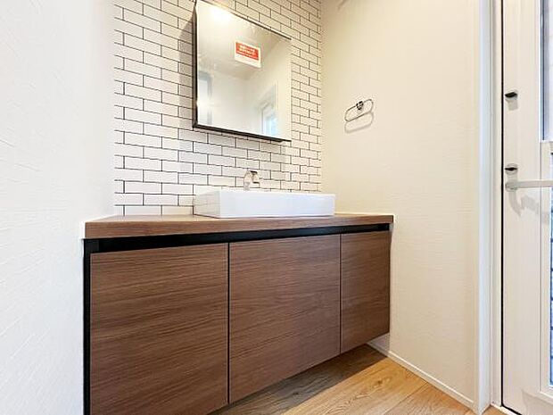 洗面化粧台です。朝の身支度から1日が始まります。