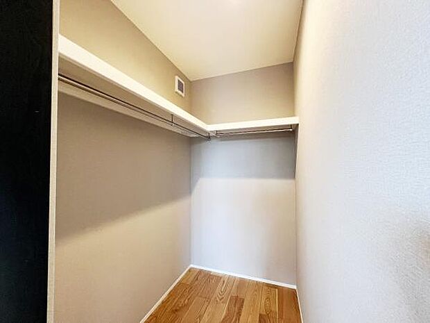 ウォークインクローゼットがあり収納スペースも豊富。季節物もスッキリ片付きそうです。
