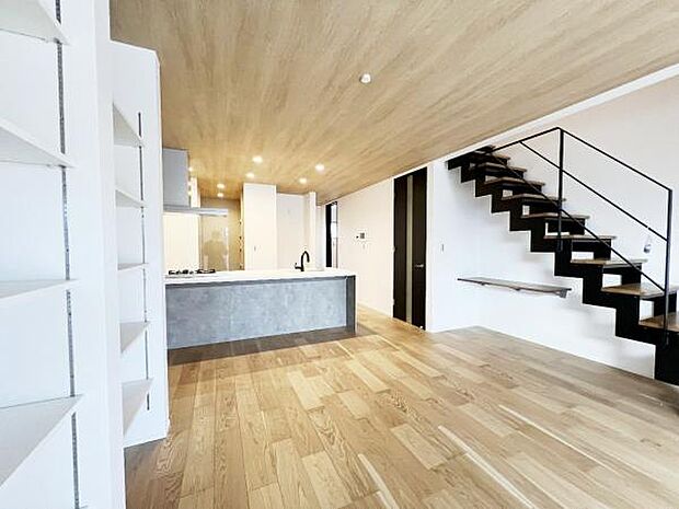 ご家族の温かい時間を演出するダイニングスペースです。