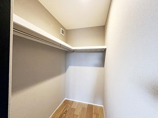 ウォークインクローゼットがあり収納スペースも豊富。季節物もスッキリ片付きそうです。
