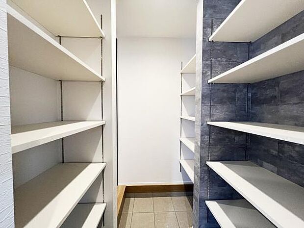 あると便利ウォーキングスルーシューズクローゼットでございます