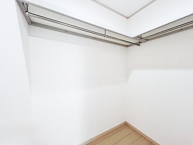 ウォークインクローゼットがあり収納スペースも豊富。季節物もスッキリ片付きそうです。