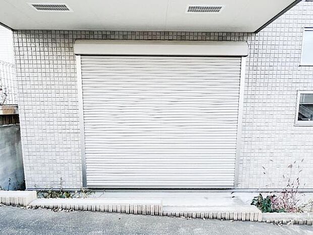 雨戸シャッター付きで、防災・防犯に心強いですね。