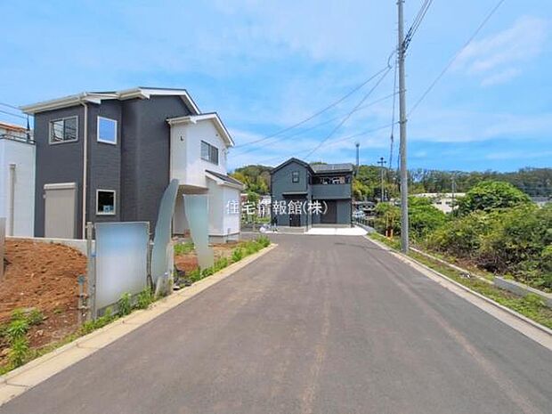 前面道路を含めた現地写真です。