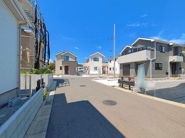 前面道路を含めた現地写真です。