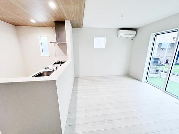 お食事中もキッチンと会話が楽しめるダイニングスペース。