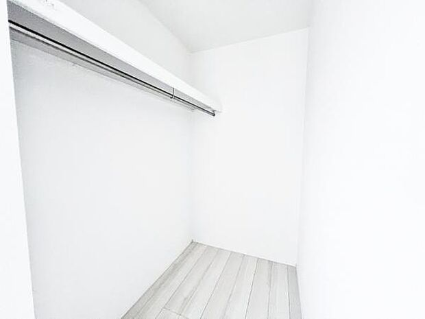 いつでもお部屋をスッキリお使い頂ける収納スペースを設置。