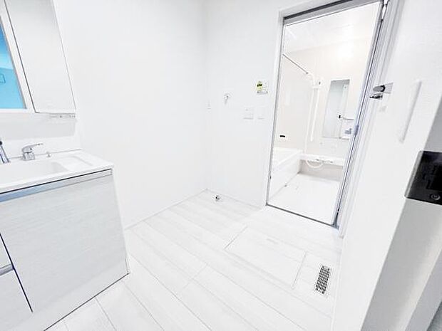 脱衣所は小さなお子様がいるご家庭にも重宝されます。