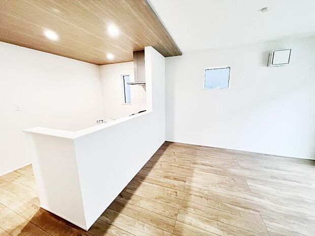 お食事中もキッチンと会話が楽しめるダイニングスペース。