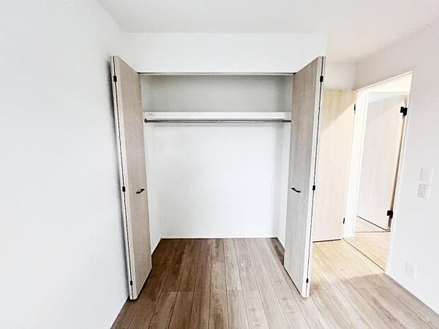 いつでもお部屋をスッキリお使い頂ける収納スペースを設置。