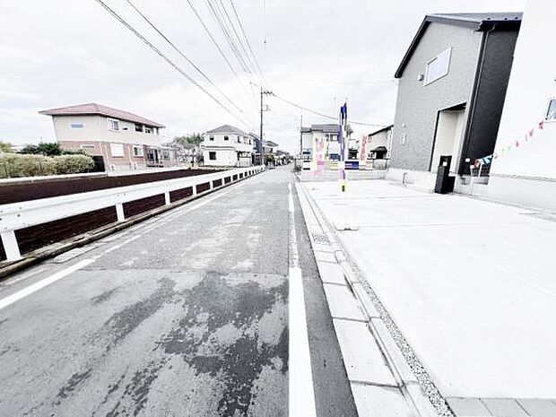 前面道路を含めた現地写真です。