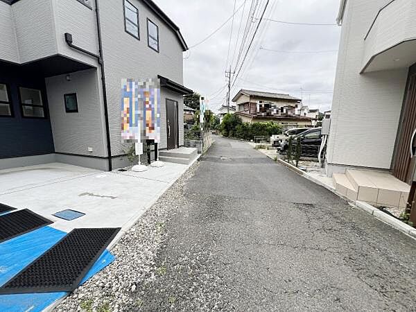 前面道路を含めた現地写真です。