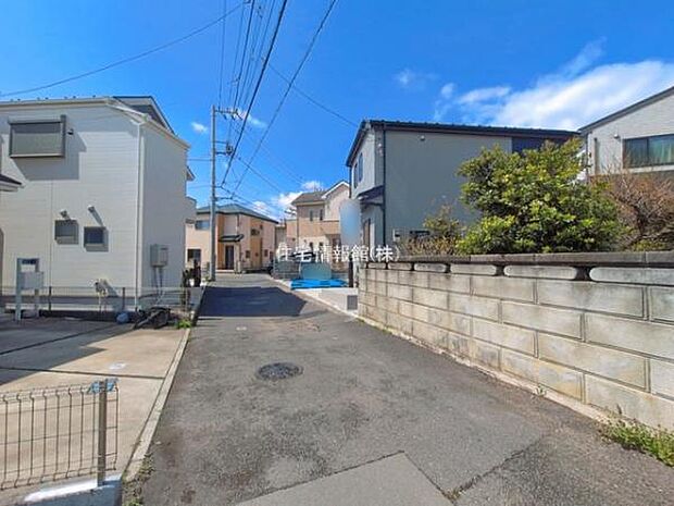 前面道路を含めた現地写真です。