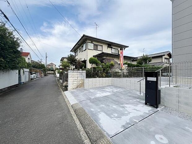 前面道路を含めた現地写真です。