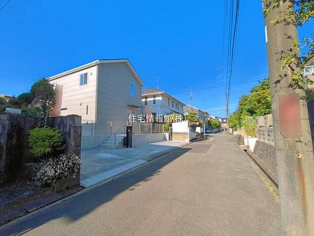 前面道路を含めた現地写真です。