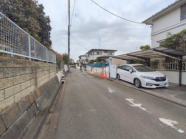 前面道路を含めた現地写真です。