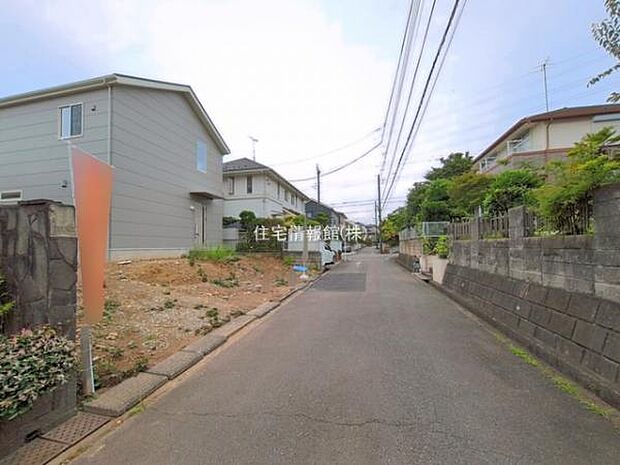 前面道路を含めた現地写真です。