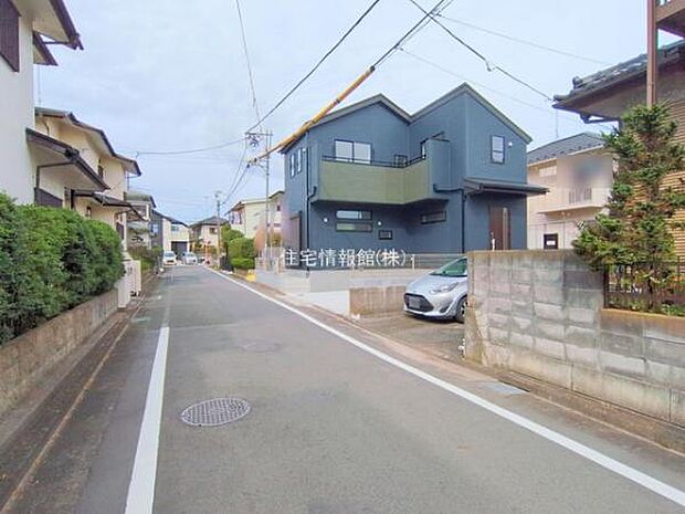 前面道路を含めた現地写真です。