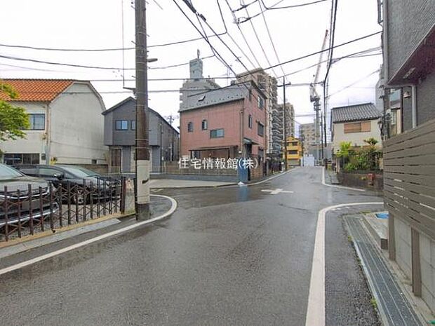 前面道路を含めた現地写真です。