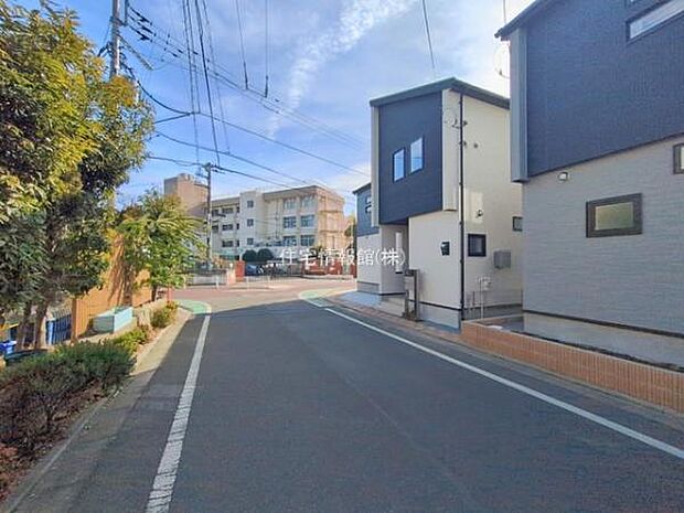 前面道路を含めた現地写真です。