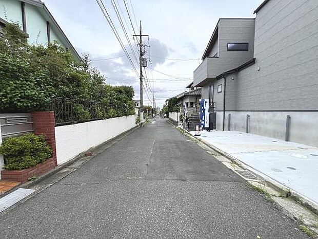 前面道路を含めた現地写真です。
