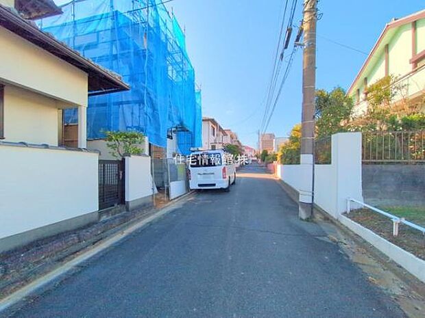 前面道路を含めた現地写真です。