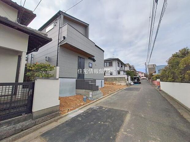 前面道路を含めた現地写真です。