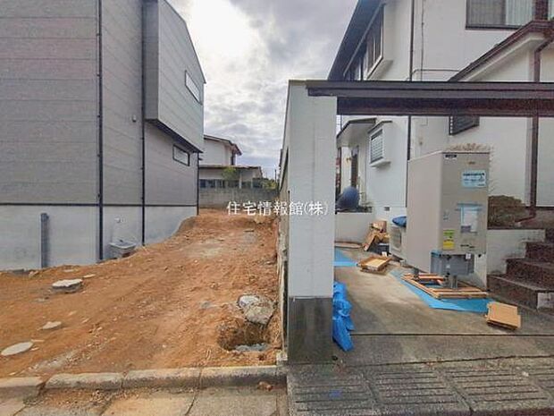 前面道路を含めた現地写真です。