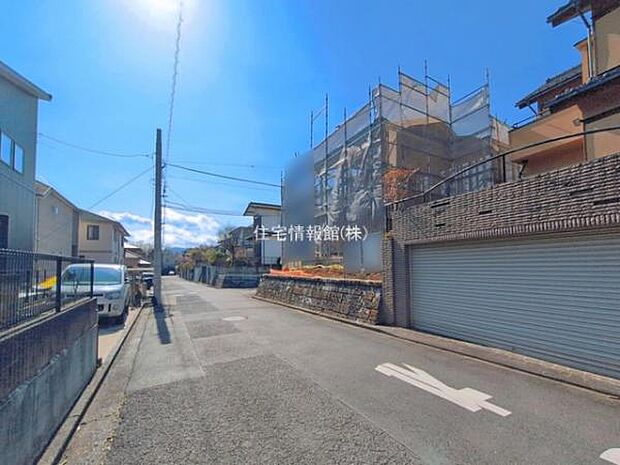 前面道路を含めた現地写真です。