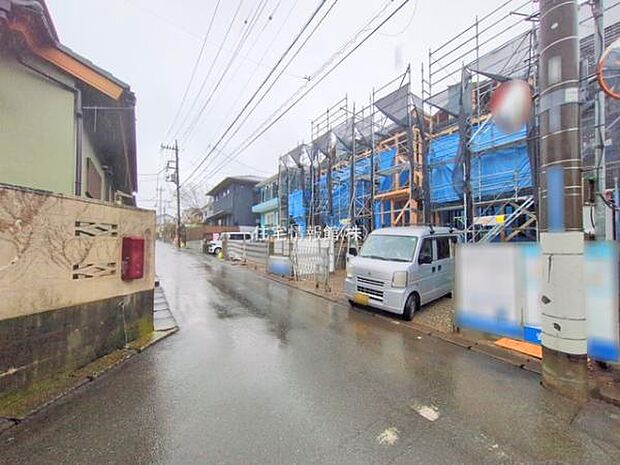 前面道路を含めた現地写真です。