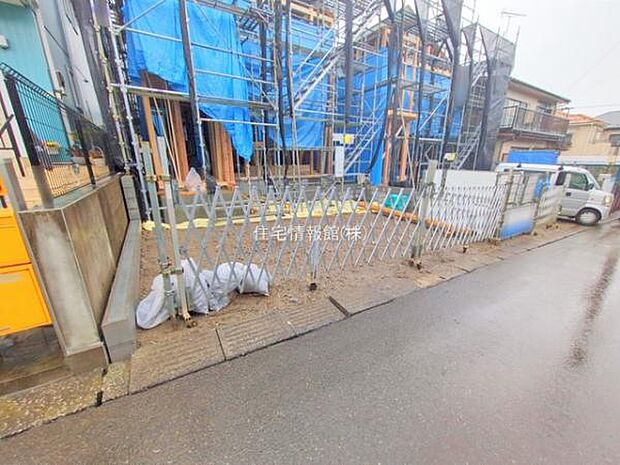 前面道路を含めた現地写真です。