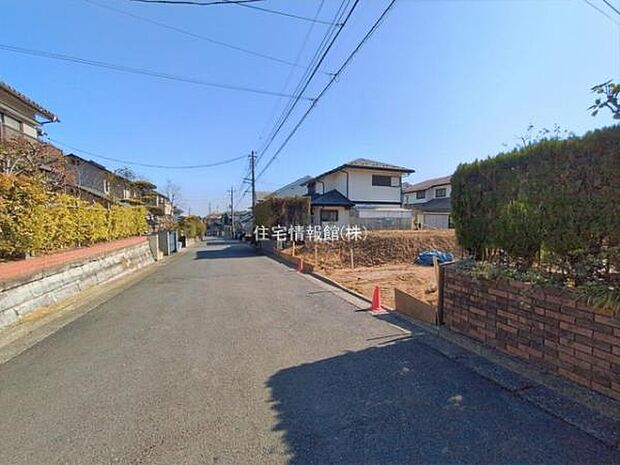 前面道路を含めた現地写真です。