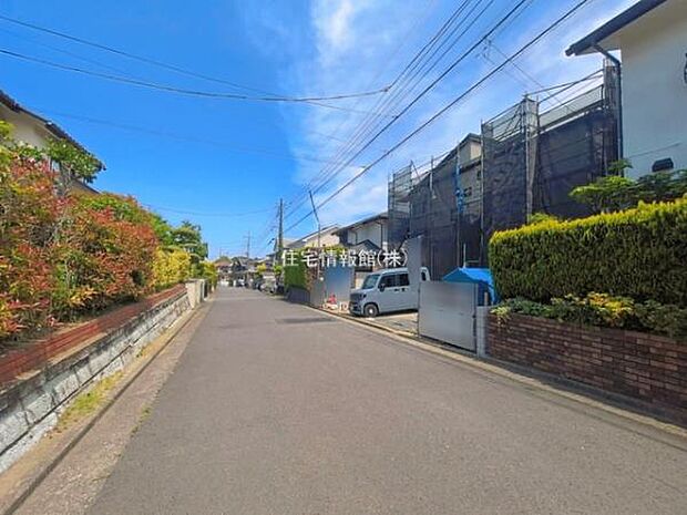 前面道路を含めた現地写真です。