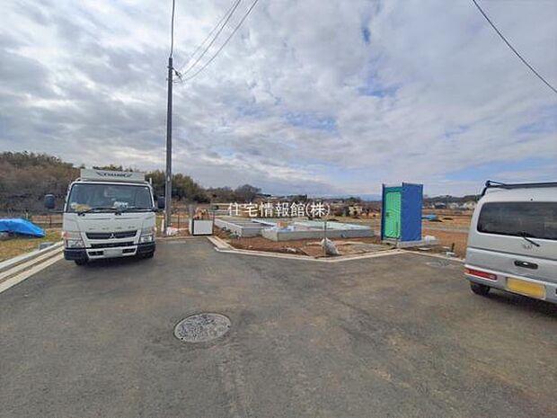 前面道路を含めた現地写真です。