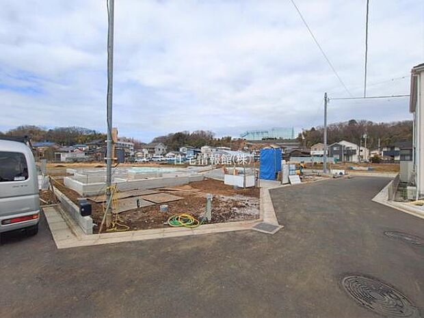 前面道路を含めた現地写真です。