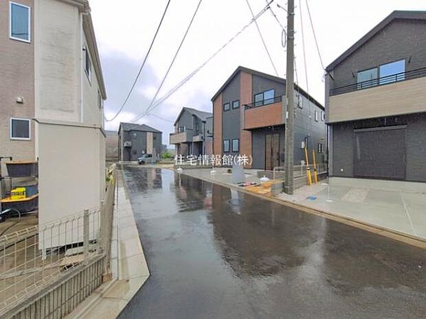前面道路を含めた現地写真です。