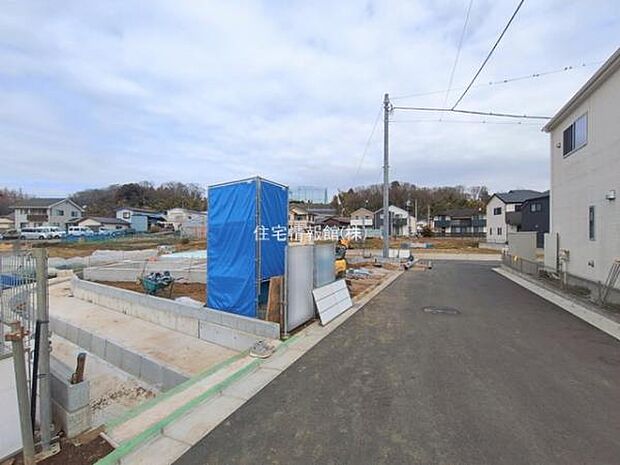 前面道路を含めた現地写真です。