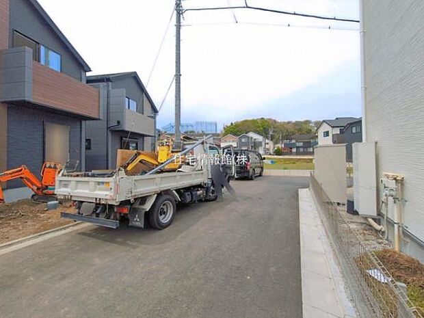 前面道路を含めた現地写真です。