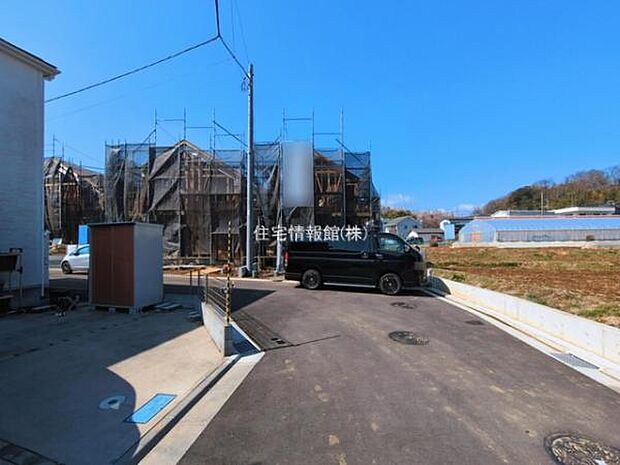 前面道路を含めた現地写真です。