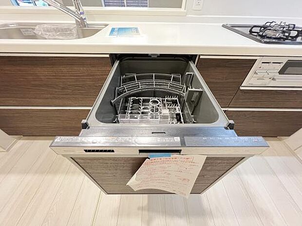 作業スペースが広く家事動線をゆったりと確保できるキッチンです。